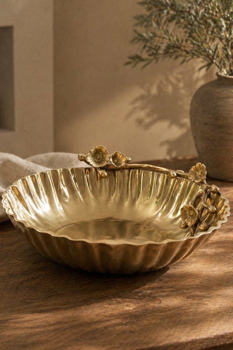 Bowl decorativo de metal con diseño de flor y acabado dorado envejecido, ideal para decorar centros de mesa y espacios del hogar.