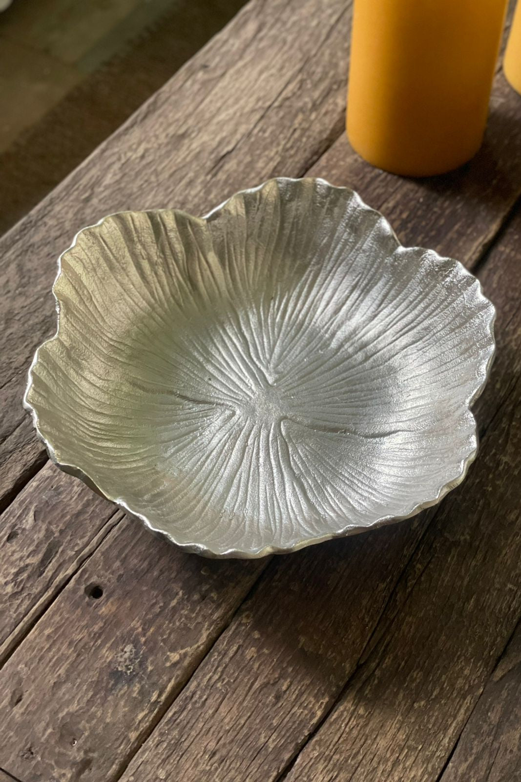 Bowl decorativo de metal plateado con diseño en forma de flor para decorar mesas, consolas y centros de mesa.