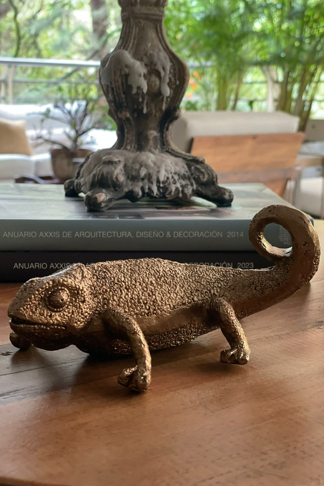Camaleón decorativo en metal con acabado dorado envejecido para bibliotecas, mesas y estanterías.