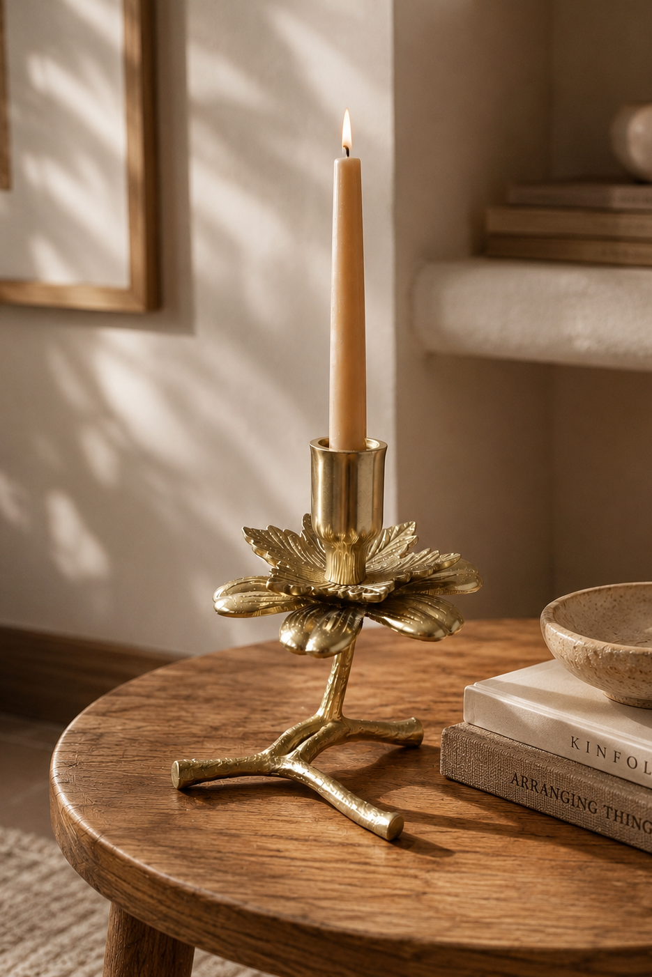 Candelabro decorativo flor dorado de metal para vela de candelero, ideal para decorar mesas auxiliares, comedores y consolas con un estilo elegante.