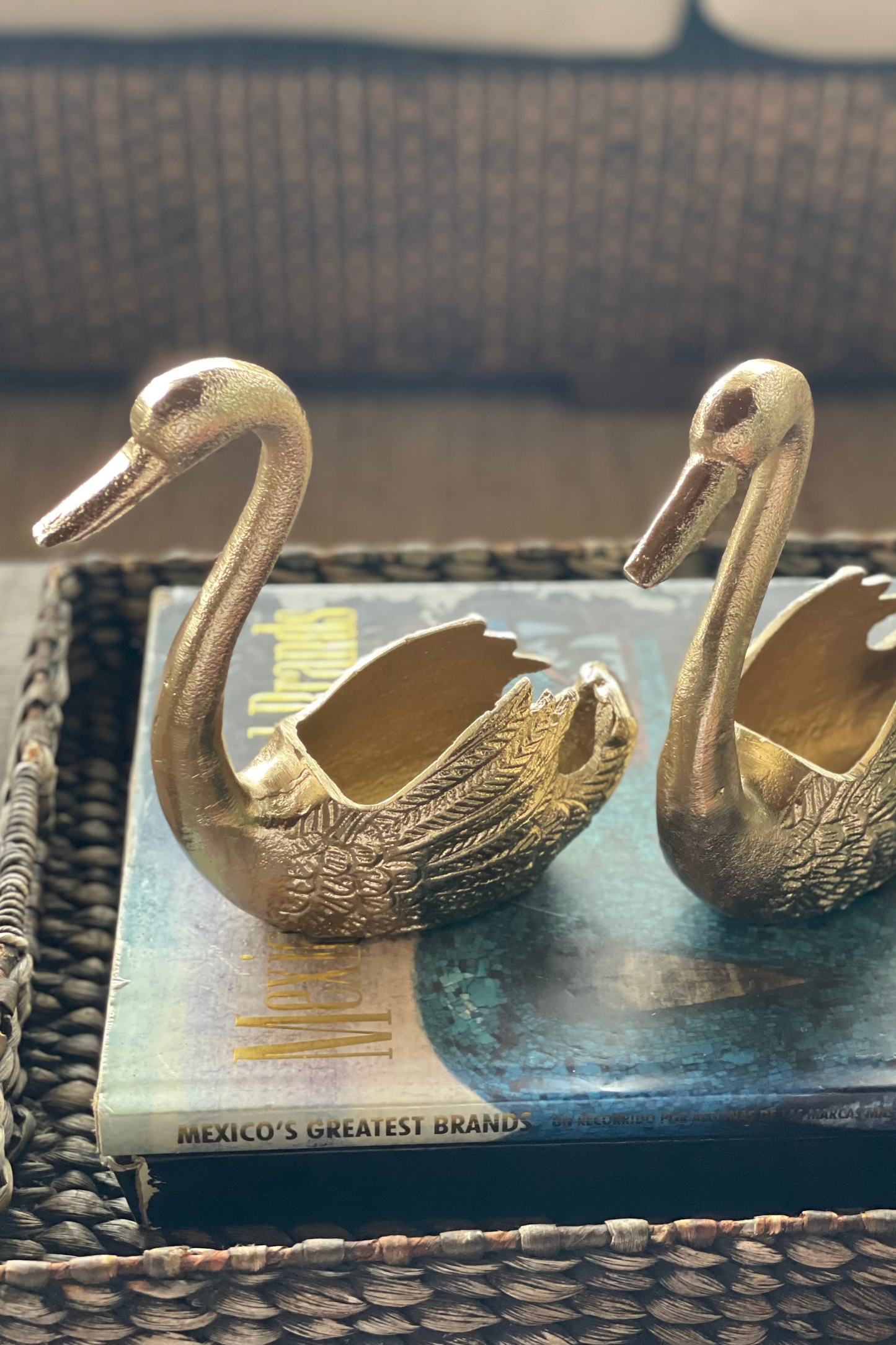 Cisne decorativo dorado multifuncional en metal, ideal para decorar mesas, organizar servilletas o exhibir pequeñas plantas y elementos decorativos.