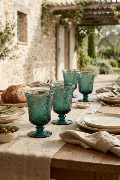 Copa de vidrio azul marfil con relieve decorativo, ideal para servir bebidas con un estilo elegante.