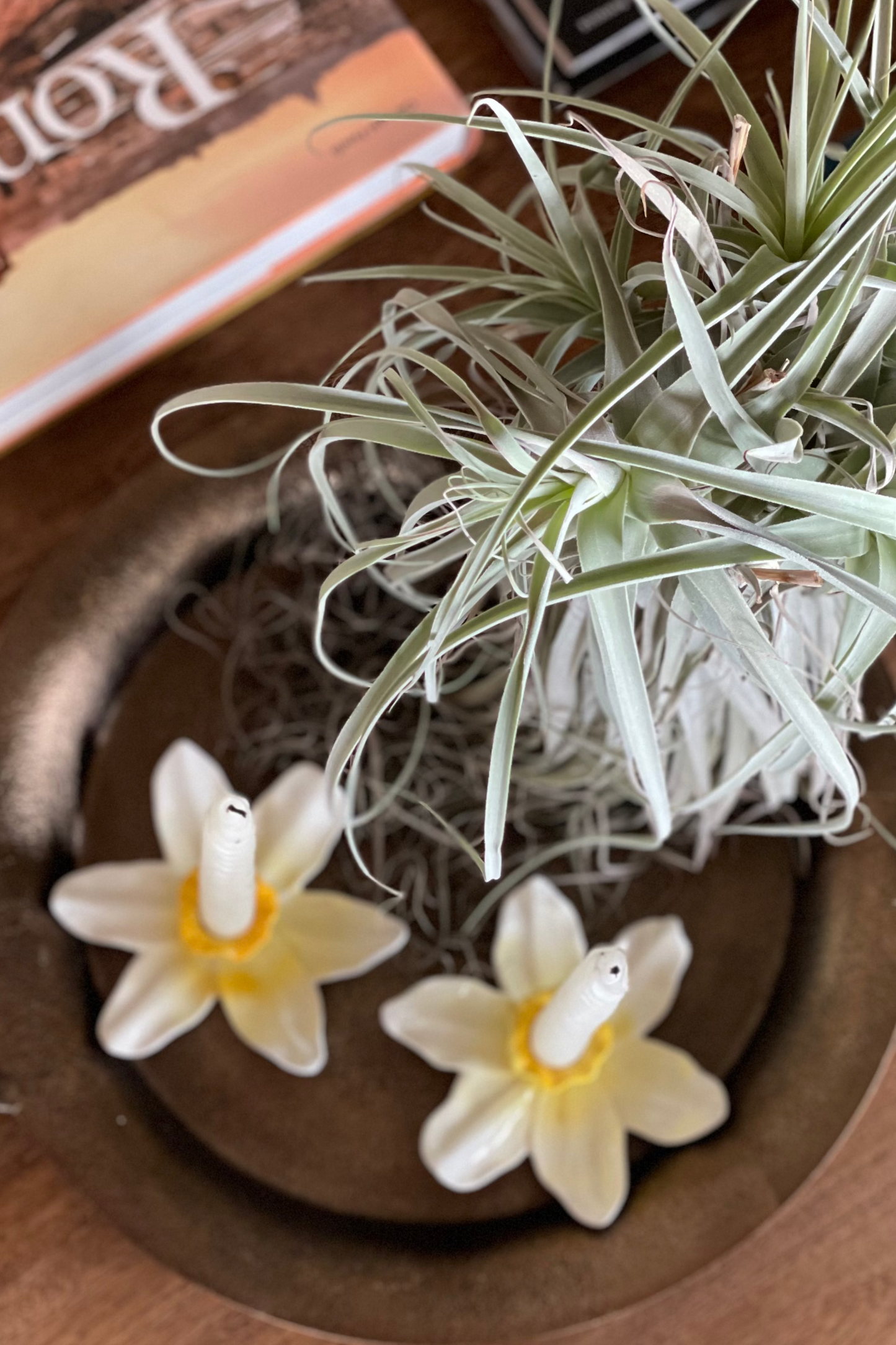 Set de dos flores decorativas tipo azucena en cerámica blanca con centro amarillo para decorar el hogar.