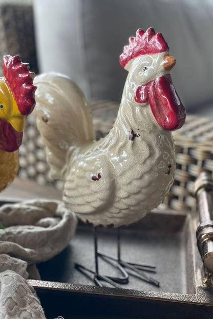 Gallo decorativo blanco en cerámica esmaltada con detalles rojos y base metálica para decoración del hogar.