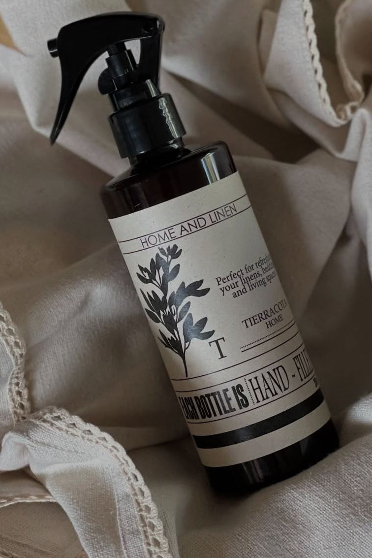 Home & Linen Mist Tierracota Home de 250 ml en botella ámbar para perfumar textiles, ropa de cama, cortinas y ambientes del hogar.