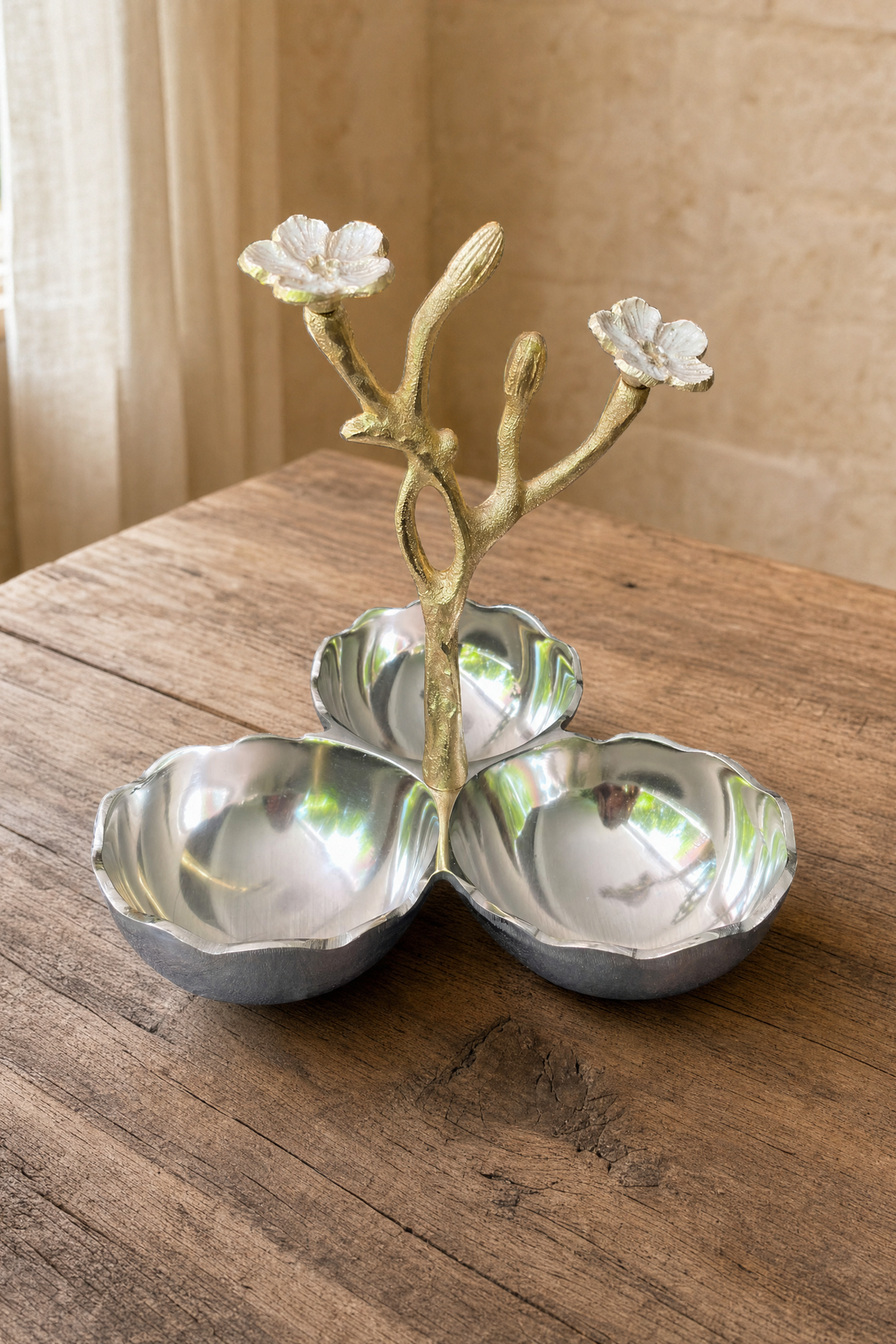 Servidor Trío Floral con tres bowls plateados y estructura dorada con flores decorativas.