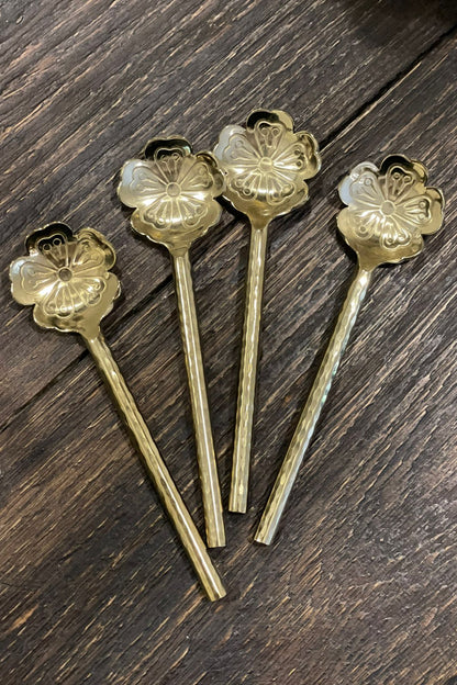 Set de cuatro cucharitas de metal con diseño de flor y acabado dorado para café, té y postres.