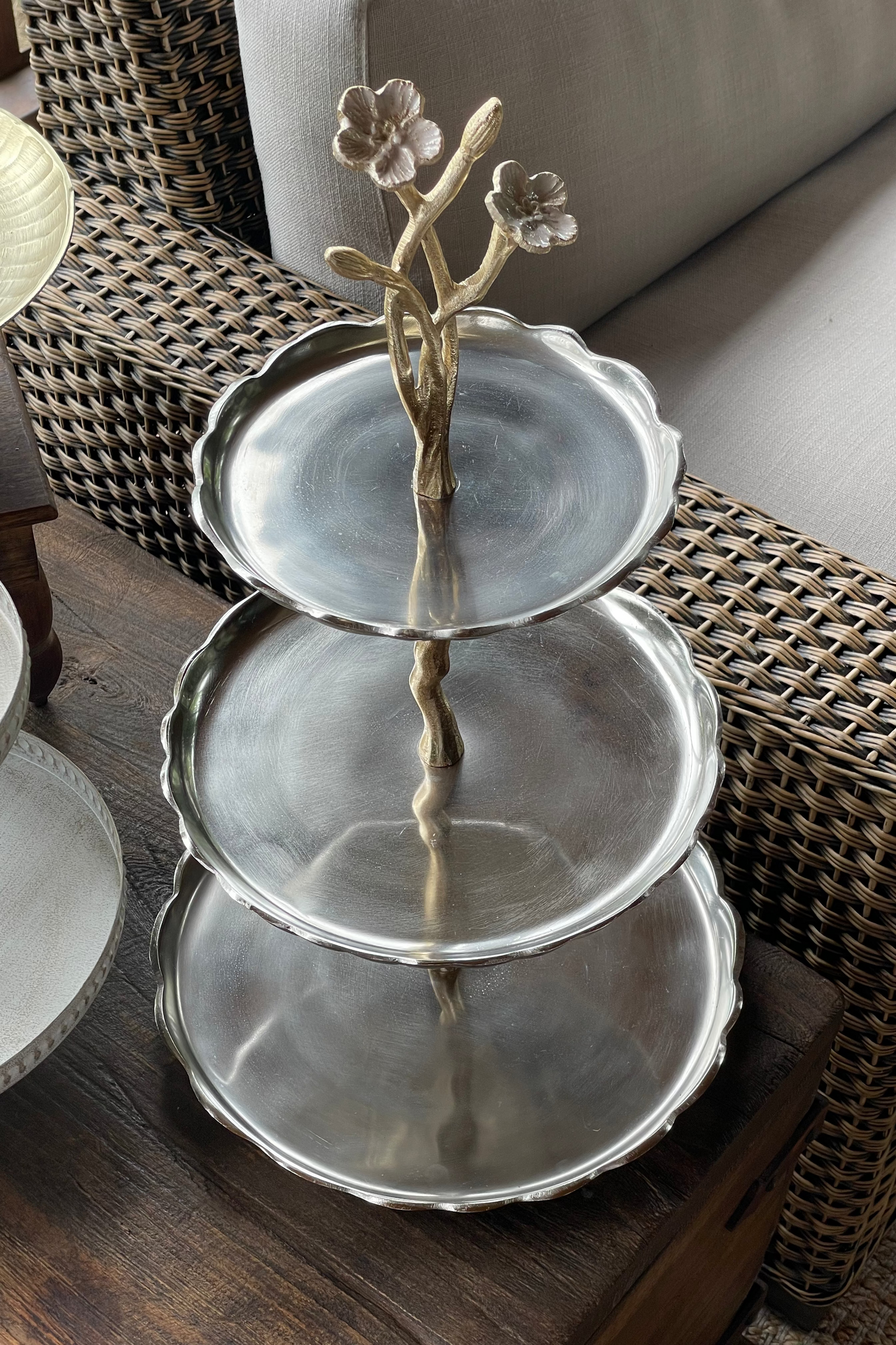 Torre decorativa floral de tres niveles en metal plateado envejecido para servir postres, frutas o decorar mesas y consolas.